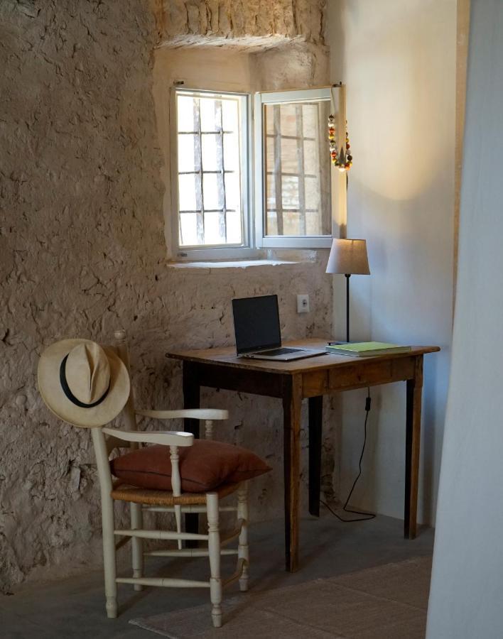 Tat, Loft In A Old Coach House Apartment