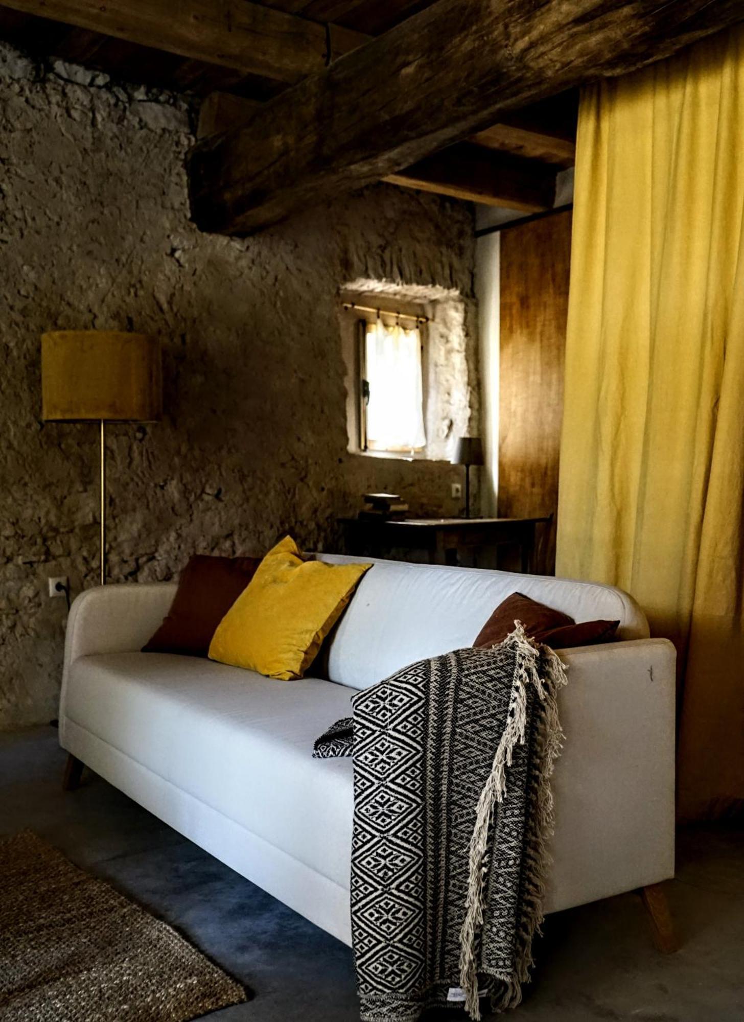 Tat, Loft In A Old Coach House Apartment Sant Jordi Desvalls